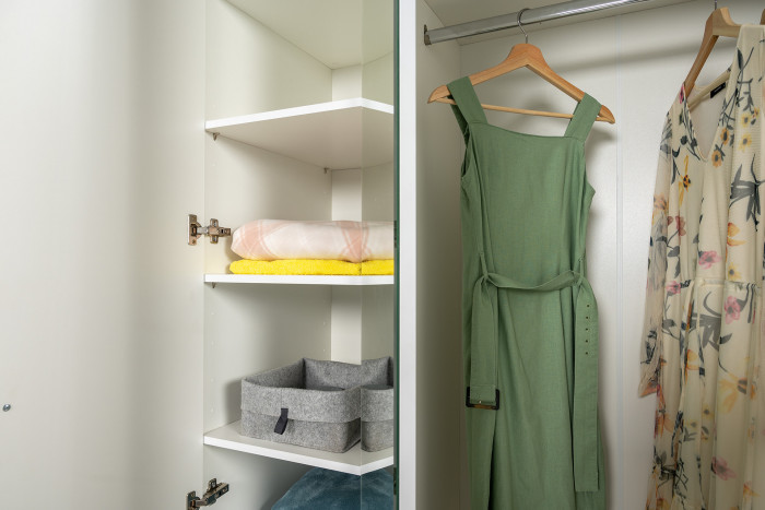 Остин 11.53 Кровать + ортопед + 13.336.03 Шкаф для одежды + 16.47 Тумба под ТВ, белый шагрень/дуб крафт золотой